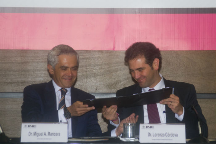 El INE y el GDF firmaron ayer un convenio de cara a las elecciones de próximo 7 de junio. Foto: Ariana Pérez, SinEmbargo