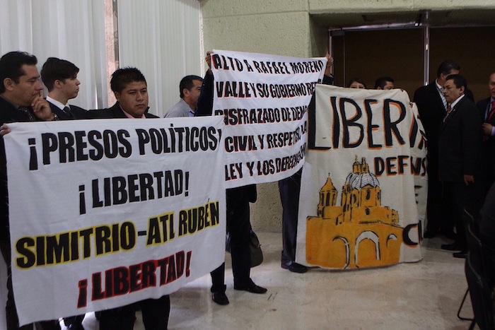 Durante la comparecencia se exigió la libertad a presos políticos. Foto: Francisco Cañedo, SinEmbargo.