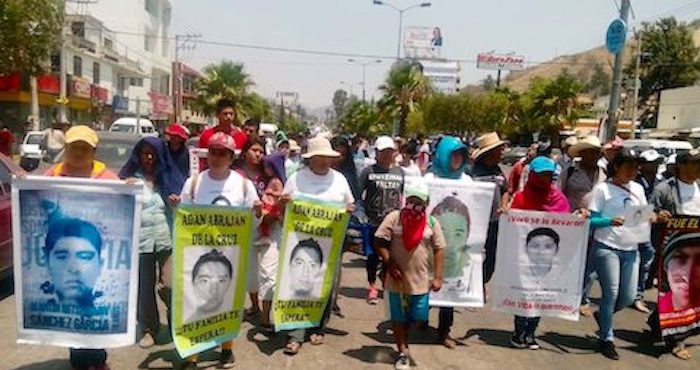 Marchan en Chilpancingo por los 43. Foto: El Sur