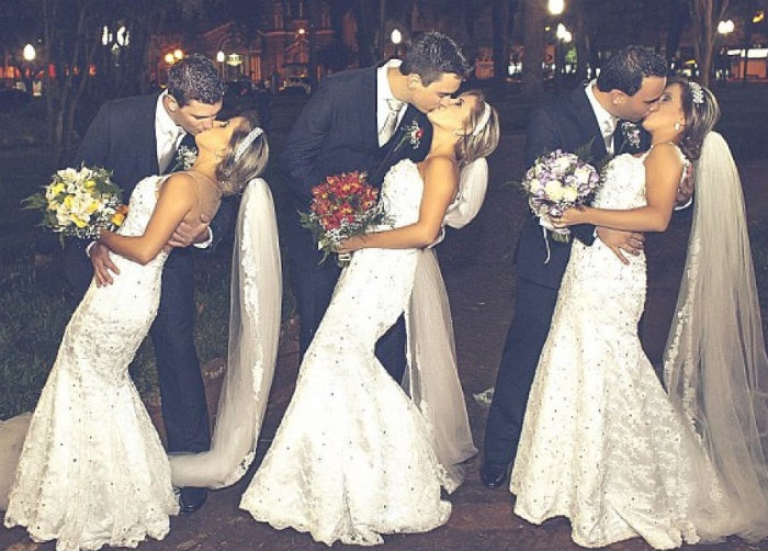 Las hermanas de apellido Bini, eligieron un color diferente para cada ramo, que fue la única ayuda que tuvieron sus amigos, familiares y novios para distinguirlas. Foto: Daily Mail