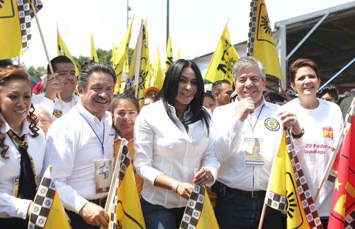 La candidata del PRD para jefa delegacional en Iztapalapa, Dione Anguiano, en el arranque de campaña con los dirigentes nacional, Carlos Navarrete, y local, Raúl Flores. Foto: Francisco Cañedo, SinEmbargo