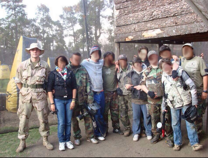 Adrián Rubalcava, en campos de gotcha "hace algunos años". Foto: Facebook.