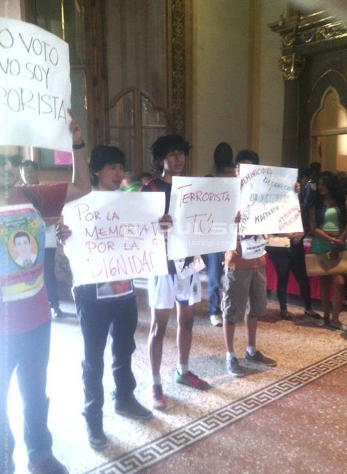 Durante la misa del mediodía, cuatro jóvenes de la Asamblea Popular por Ayotzinapa en San Luis Potosí ingresaron a la parroquia. Foto: PulsoSanLuis/Archivo