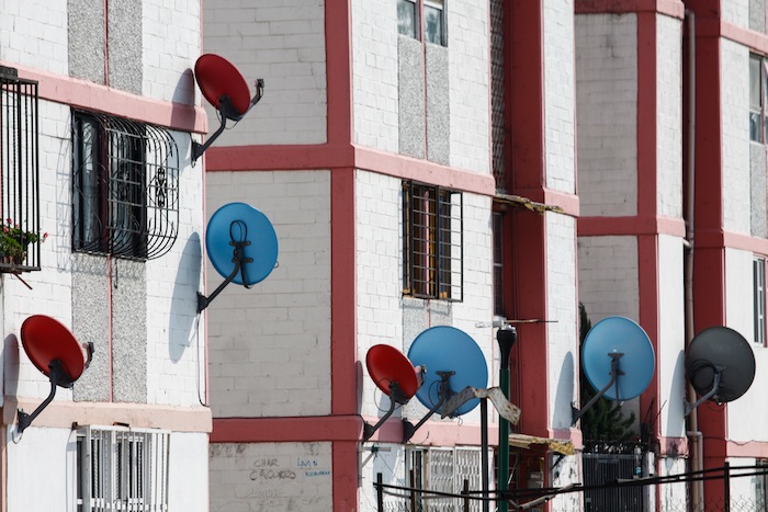 La historia contemporánea de México está ligada a la televisión. Hoy sigue siendo una presencia importante, incluso en el paisaje. Foto: Cuartoscuro