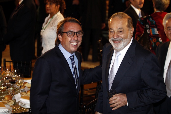 Emilio Azcarraga Jean y Carlos Slim durante una cena que ofreció el ex Presidente Felipe Calderón. Noviembre 2012. Foto: Cuartoscuro.