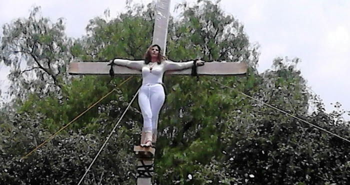 Una mujer se crucificó en Iztapalapa porque le retiraron el registro de sus candidatura Foto: Cuartoscuro