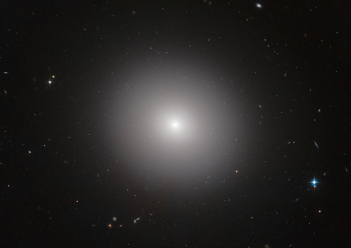 La galaxia elíptica IC 2006 es un ejemplo de las formaciones estelares que se compararon en la reciente observación. Foto: ESO