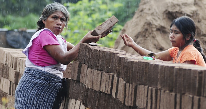 Mujeres nahuas denunciaron que perredista las extorsiona y las amenaza con el crimen organizado. Foto: Cuartoscuro