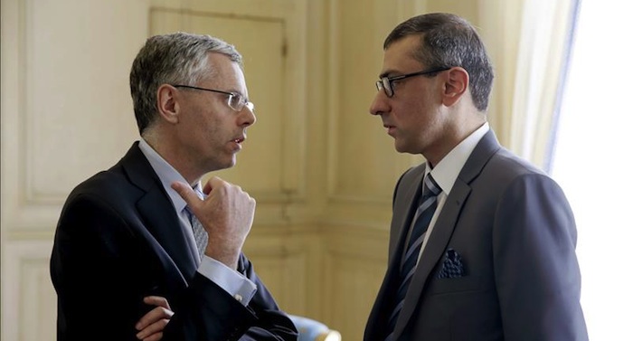 El director general de Alcatel-Lucent, Michel Combes (izquierda), con el presidente de Nokia, Rajeev Suri (derecha), en el Palacio del Elíseo de París, Francia, ayer martes 14 de abril de 2015. Foto: EFE