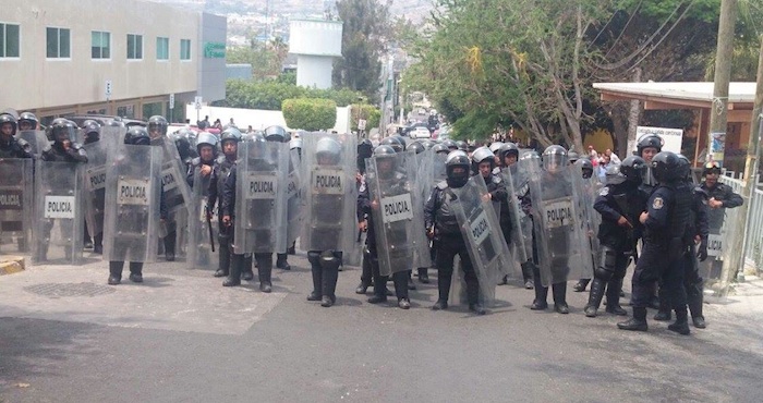 Antimotines desaloja normalistas Foto: El Sur