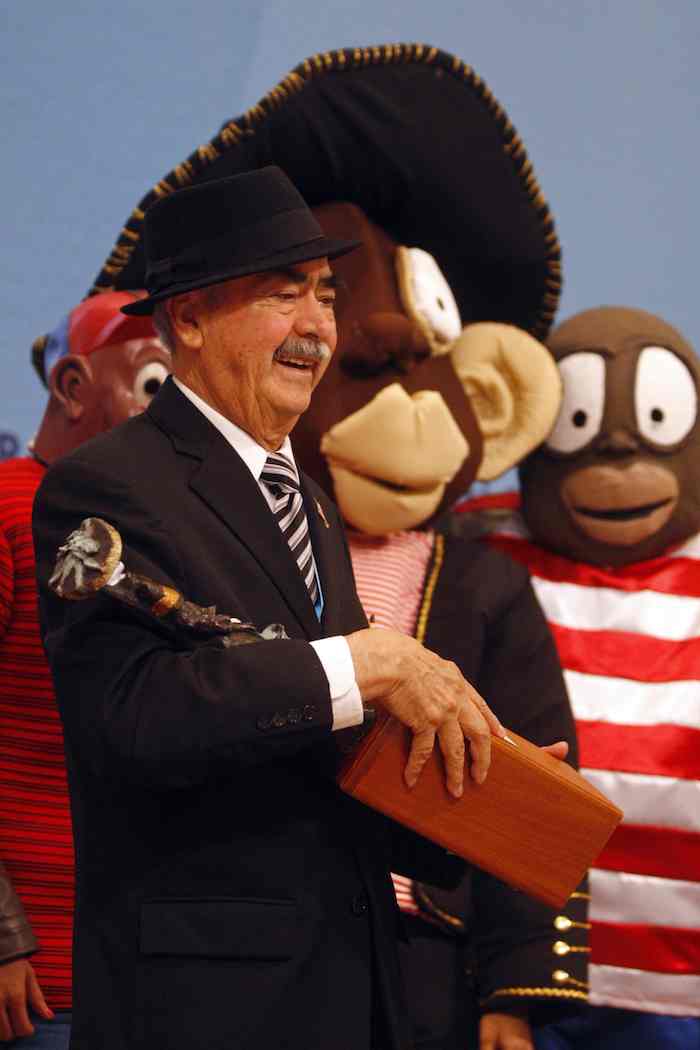 La Feria Internacional del Libro de Guadalajara reconoció a Sixto Valencia en diciembre 2014. Foto: Cuartoscuro