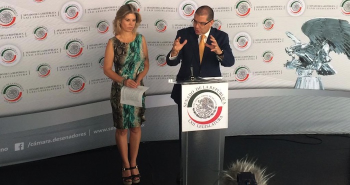 Ambos senadores propusieron un cronograma para continuar con el debate del Sistema Nacional Anticorrupción. Foto vía Twitter: @Marce_Torres7