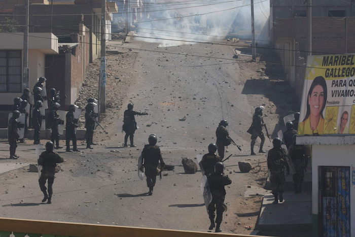 Manifestantes opuestos al proyecto minero de Tía María son dispersados por la Policía peruana en la ciudad de Mollendo, al sur de Perú. EFE/Archivo