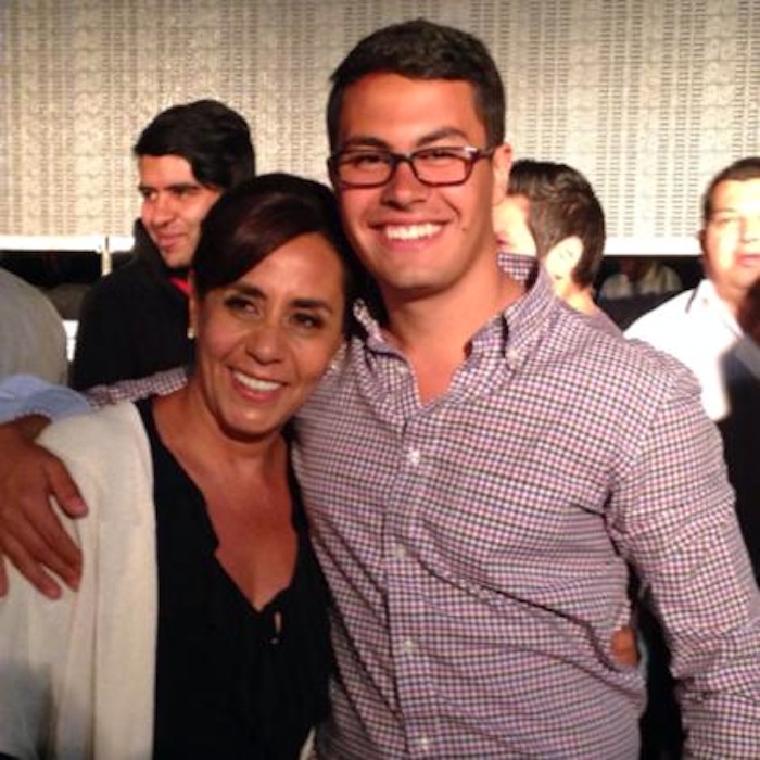 "Cocoa" Calderón en compañía de su hijo Ernesto Foto: Facebook