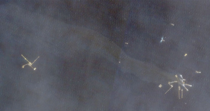 Las imágenes de satélite tomadas el día después de la explosión, revelaron un brillo aceitoso extendido a poco más de 3 kilómetros de la plataforma humeante. Foto: Greenpeace México