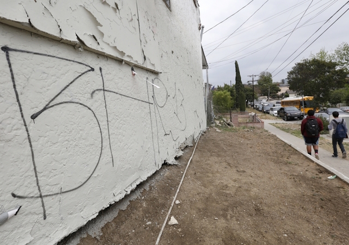 Las insignias de la pandilla "Big Hazard" se muestran plasmadas sobre la pared de un edificio en Boyle Heights. Foto: Aurelia Ventura/La Opinión.