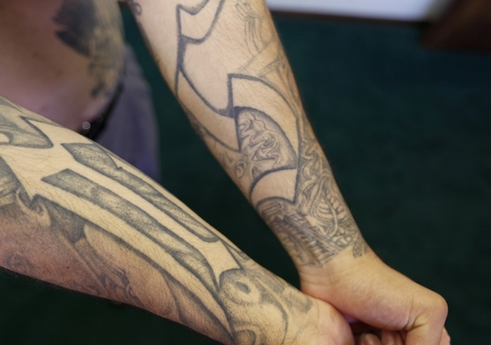 Adrián Cáceres ha completado programas para dejar las adicciones y se ha dedicado a dar consejos a otros jóvenes a través de las organizaciones Homies Unidos y Homeboy Industries. Foto: La Opinión.