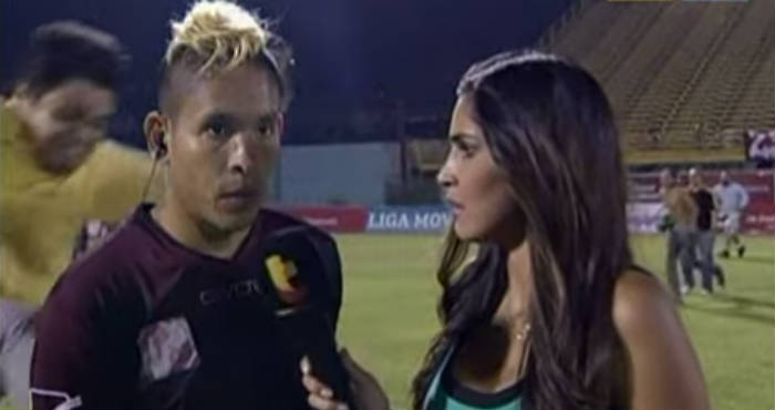 Como se puede observar en el video de Meridiano Televisión, el jugador cayó desmadejado al suelo, mientras el agresor huyó para refugiarse en el anonimato de las tribunas. Foto: Captura de pantalla del videl de Meridiano Televisión