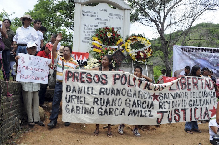 17 campesinos pertenecientes a la Organización Campesina de la Sierra del Sur (OCSS) fallecieron en una emboscada de la policía estatal motorizada, la mañana del 28 de junio de 1995 Foto: Cuartoscuro