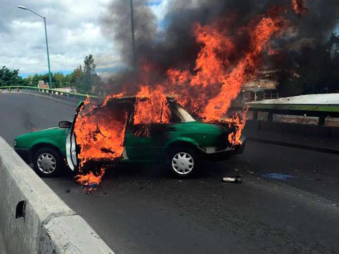 En Guanajuato también se reportaron vehículos incendiados. Foto: Periódico Correo.