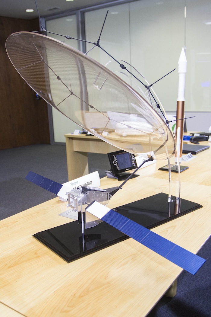 Maqueta del satélite Centenario, que fue lanzado al espacio la madrugada de este sábado. Foto: Cuartoscuro