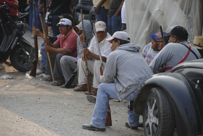 Policías ciudadanos de 30 comunidades pertenecientes a esta ciudad, incursionaron en la cabecera municipal a petición de los pobladores que dicen están asolados por presuntos grupo delictivos. En la que las últimas semanas se ha incrementado la inseguridad en la zona. Por lo que llegaron, militares y elementos de la Policía Federal Foto: Cuartocuro