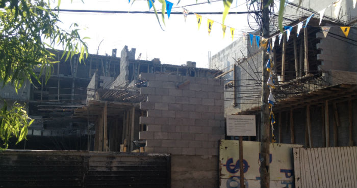 Aspecto de la construcción en Chimalpopoca 85, en el barrio Los Reyes, donde se construirían hasta 141 viviendas gracias a la Norma 26. Foto: Mayela Sánchez, SinEmbargo