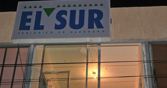 al parecer los mismos agresores llegaron a la Redacción del periódico ubicada en la avenida Costera junto a la Universidad Americana de Acapulco, y al mismo guardia que vigila la entrada le preguntaron por “el gerente”