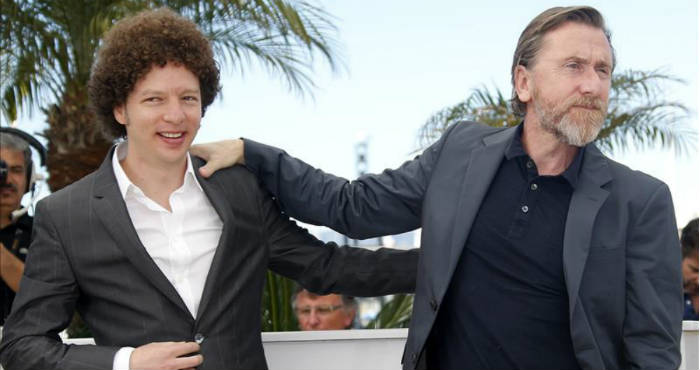 El director de cine Michel Franco (izq) y el actor británico Tim Roth posan para los fotógrafos durante la presentación de la película "Chronic" en el ámbito de la 68ª edición del Festival de Cine de Cannes (Francia), este viernes 22 de mayo de 2015. Foto: EFE