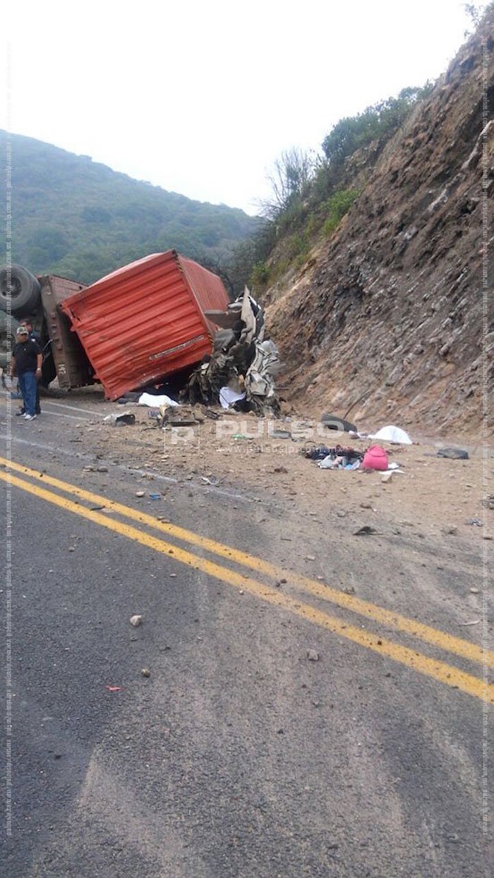 El reporte a los cuerpos de emergencia se presentó cerca de las 18:00 horas, señalando el desprendimiento del remolque de un tráiler que cayó sobre la camioneta donde viajaban estudiantes. Foto: Pulso.