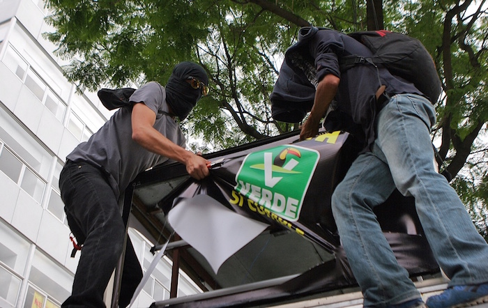Algunos encapuchados también quitaron propaganda electoral. Foto: Luis Barrón, SinEmbargo