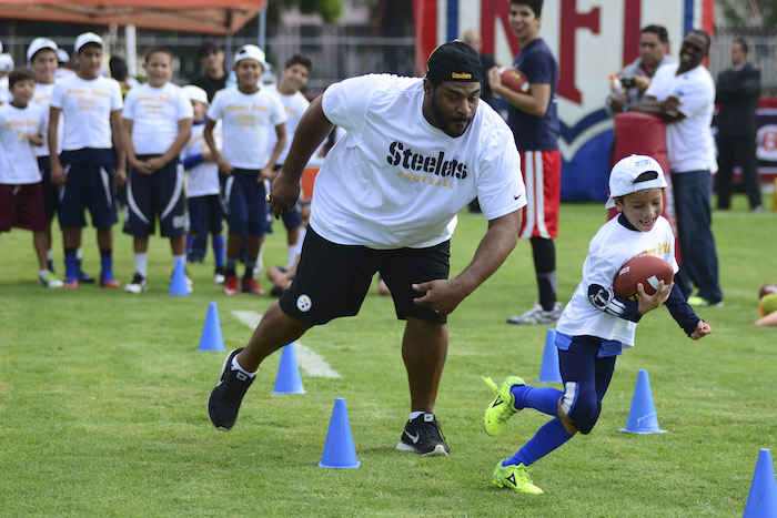 Jerome Bettis ex-jugador de los Acereros de Pittsburgh, impartió una clínica de tochito en el Estadio Jesús Martínez "Palillo". 23 de agosto de 2014. Foto: Cuartoscuro.