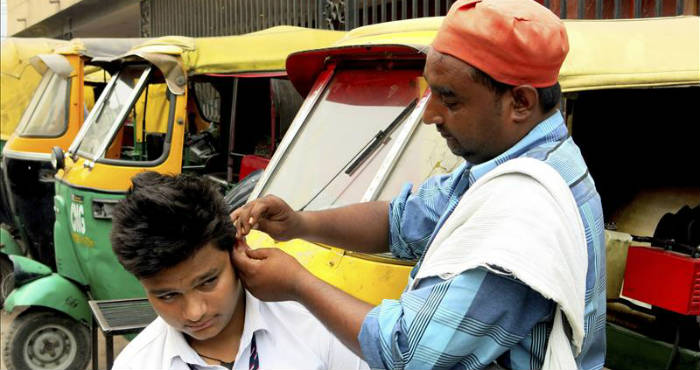 Fotografía del 19 de mayo del 2015 de un limpiador de orejas que trabaja en la parte antigua de Nueva Delhi. Foto: EFE