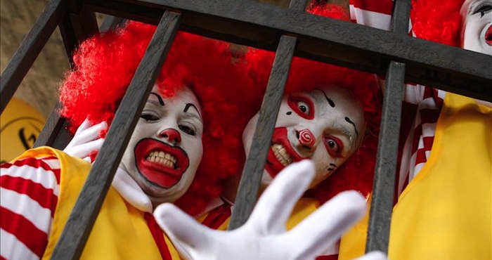 Trabajadores protestan en las oficinas centrales de McDonald's; exigen un aumento al salario mínimo