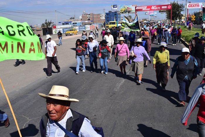 los opositores a Tía María afirman que la futura mina de cobre contaminará con polvo ácido sus campos de cultivo y el agua del río Tambo. Foto: EFE.