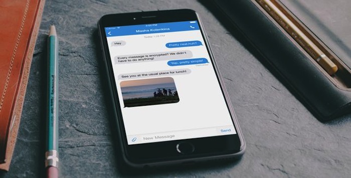 Cada vez podemos encontrar más aplicaciones de mensajería que ofrecen canales seguros para intercambiar mensajes escritos o, incluso, hacer llamadas. Foto: ElDiario.es