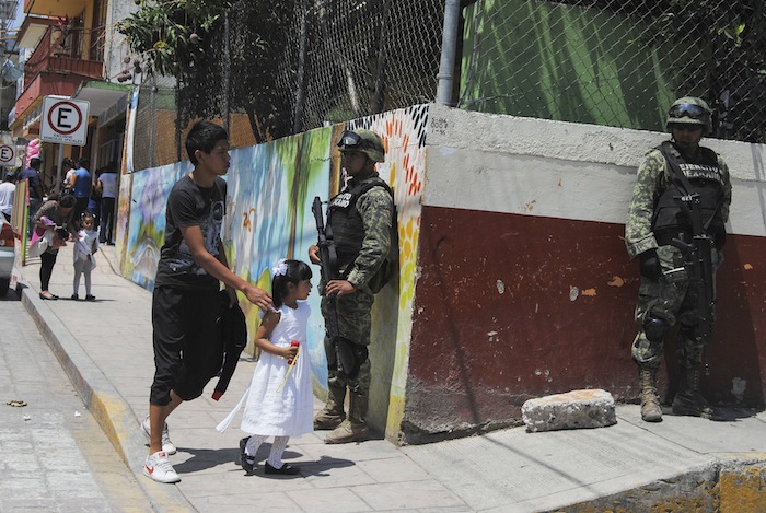 Militares y policías estatales recorren las calles de Chilapa, para vigilar instituciones educativas principalmente, ya que los niños regresaron a clases Foto: Cuartoscuro