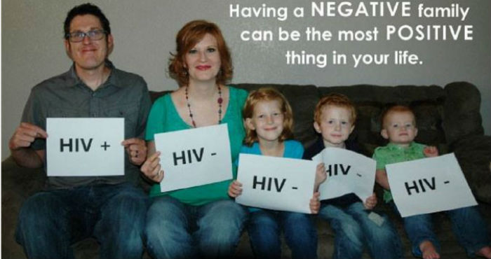 Pulsipher, quien vive en la ciudad de Phoenix, Arizona, compartió una imagen en Facebook, donde cada integrante de la familia muestra un cartel si es o no portador del VIH.