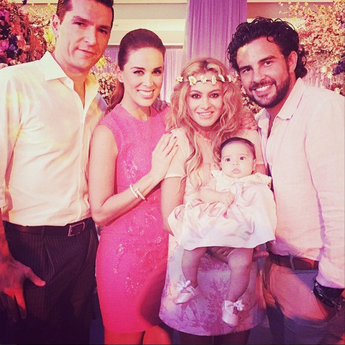 La madripa Paulina Rubio con algunos invitados famosos. Foto: Instagram.