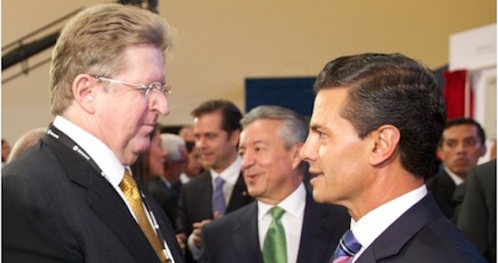 El empresario Germán Larrea con el Presidente Enrique Peña Nieto durante un evento del Grupo Financiero Banamex. Foto: Presidencia.