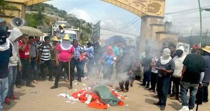 Integrantes del MPG queman propaganda durante el bloqueo en la entrada de Tlapa. Foto: El Sur