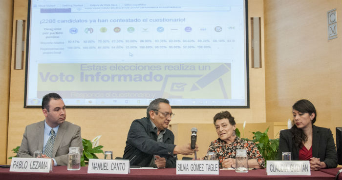 MÉXICO, D.F., 28MAYO2015.- Pablo Lezama, consejero del IEDF; los investigadores del Colegio de México y UNAM, Manuel Canto, Silvia Gómez Tagle y Claudia Guzmán; durante un debate organizado por el IEDF para discutir asuntos relacionados a los próximos comicios del 7 de junio en el Distrito Federal. FOTO: DIEGO SIMÓN SÁNCHEZ /CUARTOSCURO.COM
