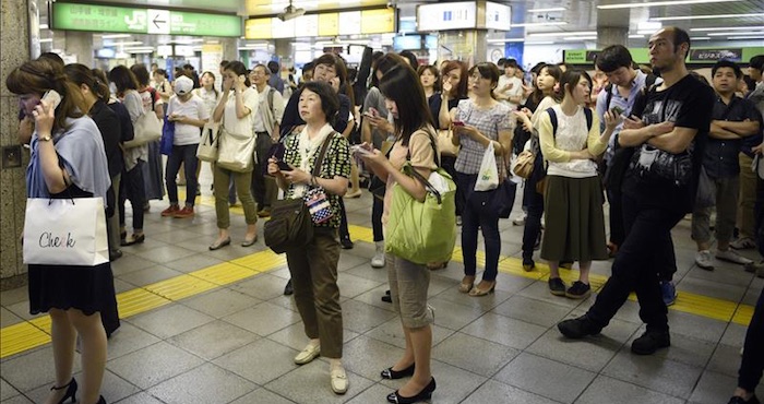 Viajeros quedaron parados en la estación de Ikebukuro después de un fuerte terremoto que sacudió el área de Tokio. Foto: EFE