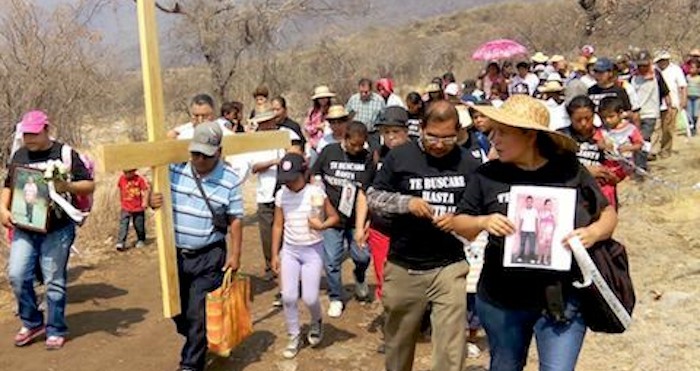 Previo el Día de la Cruz que se conmemora mañana, los familiares de las otras víctimas de desaparición forzada oraron y realizaron simbólicamente la procesión de Jesús. Foto: Alejandro Guerrero/ElSur