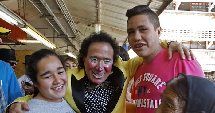 Después de haber simulado un mitin político en Plaza Universidad, Guillermo Cienfuegos Pérez el Payaso “Lagrimita” y su hijo Costel, realizaron un recorrido por el Mercado San Juan de Dios y sus inmediaciones para tratar de recolectar 23 mil firmas y aspirar como candidato independiente a la Presidencia Municipal de Guadalajara.