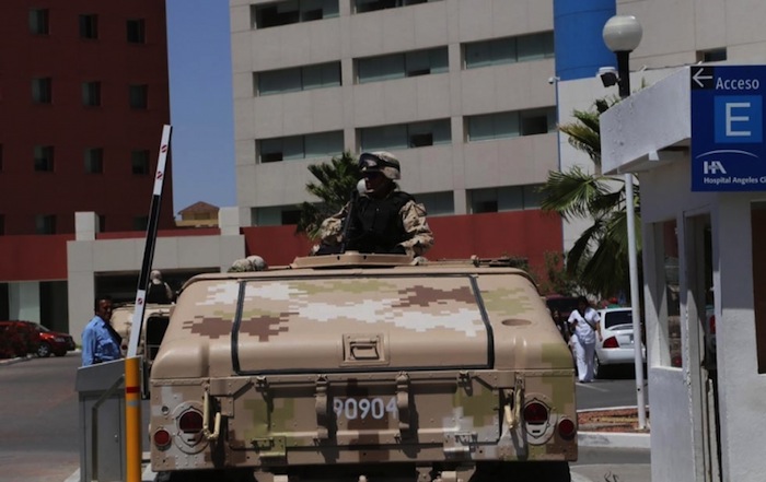 Militares resguardan instalaciones del Hospital Ángeles Foto: ZETA