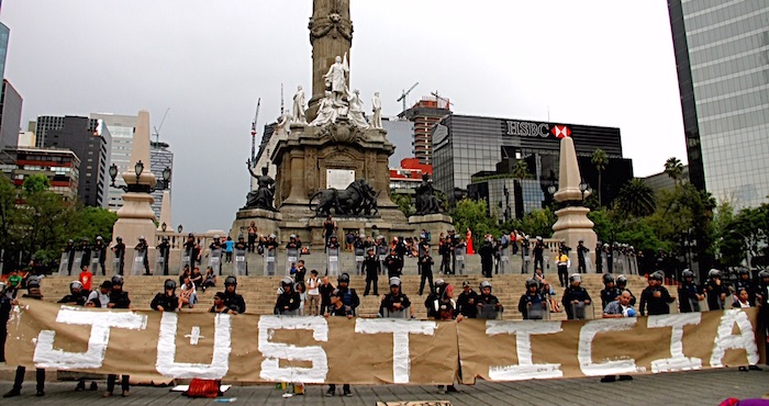 Manifestación en el Ángel de la Independencia. Foto: Luis Barrón, SinEmbargo