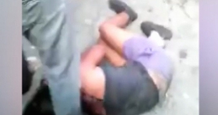 La policía intentó detener a la gente que golpeaba a la joven, pero no lo consiguieron. Foto: Captura de pantalla.