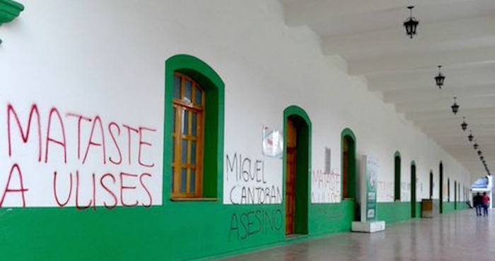 Las pintas en el Palacio Municipal de Chilapa, en la zona donde se realizan audiencias públicas. Foto: Luis Daniel Nava.