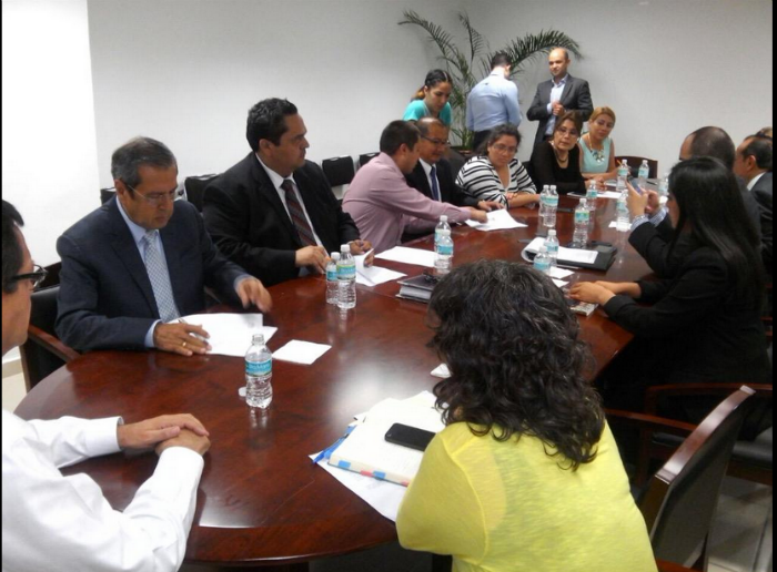 Reunión entre autoridades y las hijas de Nestora Salgado. Foto: Twitter.